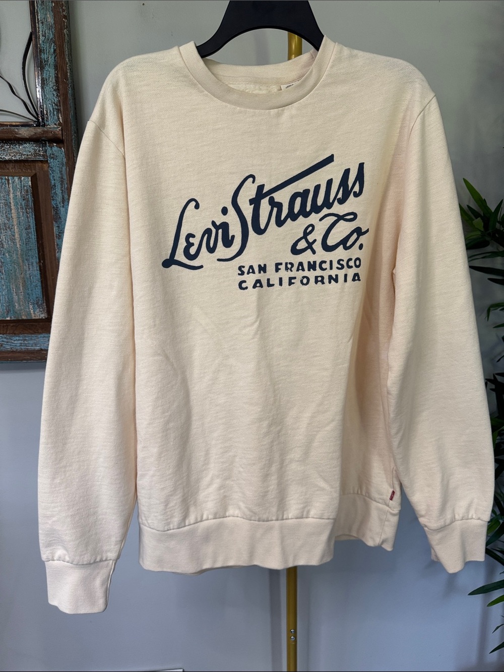 Levi's Men's Cream Crewneck with Navy Script Logo EUC M